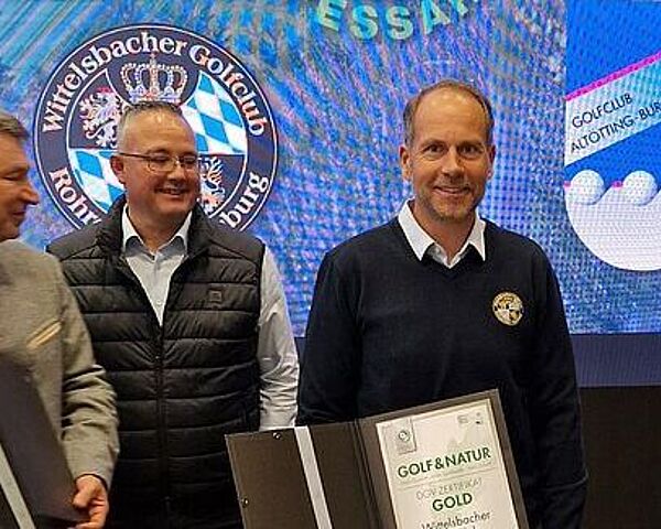 Geschäftsführer Korbinian Kofler (rechts) bei der Verleihung der Golf und Natur Auszeichnung